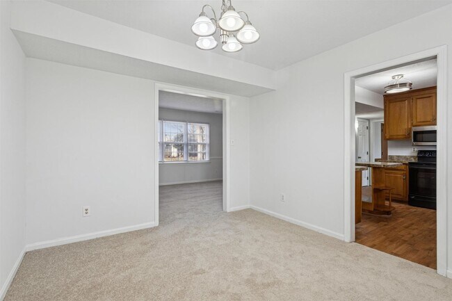 Building Photo - 3BR 2.5 BA Mid-Town Newport News