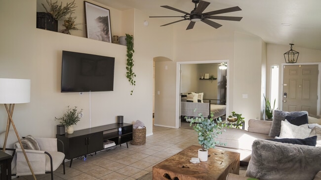 Building Photo - 3915 E Renee Dr