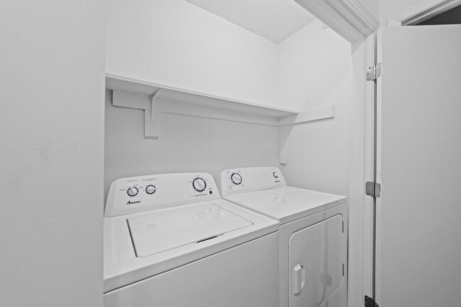 Building Photo - Two bedroom one bath apartment