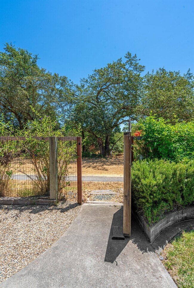 Building Photo - 943 Foothill Dr