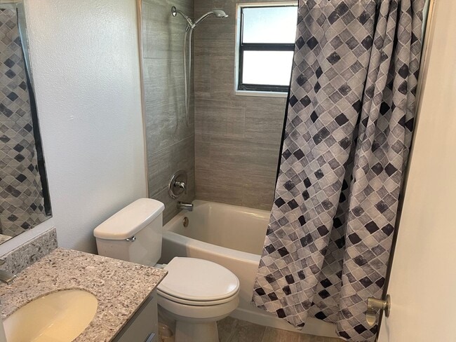 Building Photo - READY TO MOVE INTO 3/2/2 WITH IDEAL LOCATION!!!!