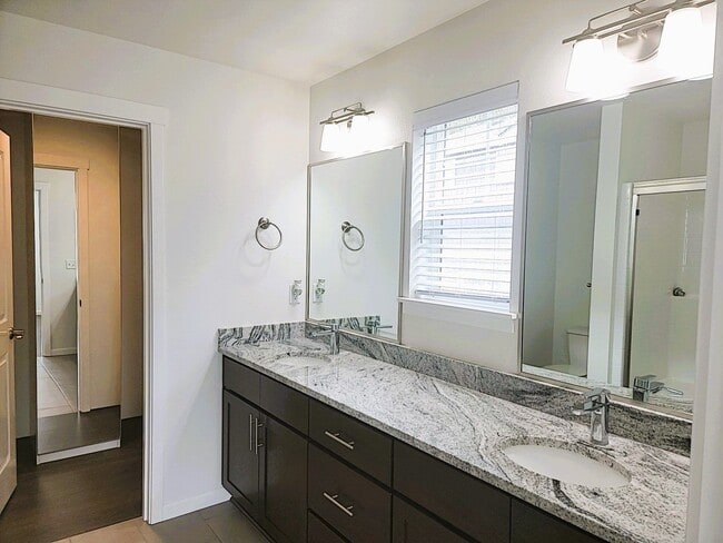 Building Photo - PENDING APPLICATION APPROVAL Gorgeous 2 -B...