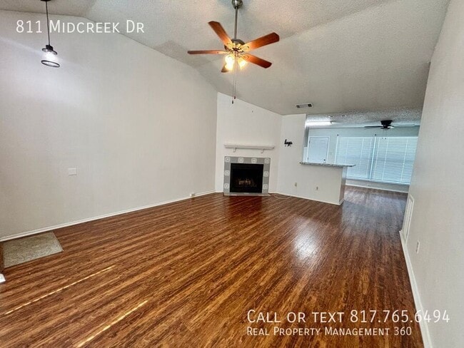 Building Photo - 811 Midcreek Dr