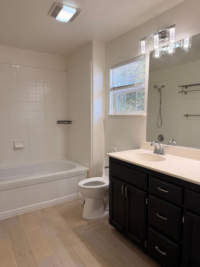 Building Photo - Come check out this lovely 3 bedroom 3 bath home Conveniently located near the Marlow Shopping ce...