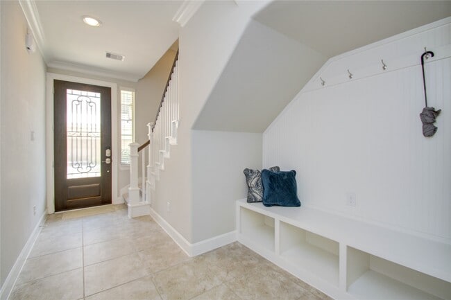 Building Photo - 2015 Royal Landing Dr