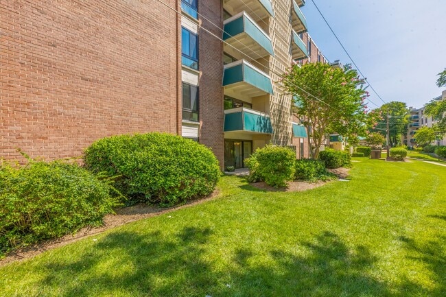 Building Photo - Lafayette Park Condominium | All Utilities Included | Pool, Tennis Court & Clubhouse