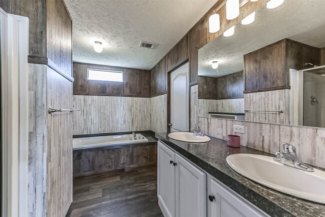 Building Photo - 1566 County Rd 610