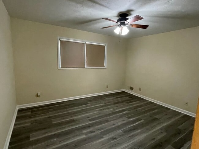 Building Photo - Valley Dale Ct