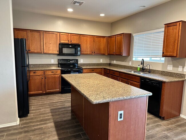 Building Photo - Beautiful Home in Saguaro Bloom!