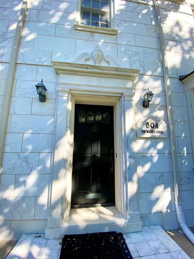 Building Photo - Stunning 4 Bed/3.5 Bath Historic Home - Be...