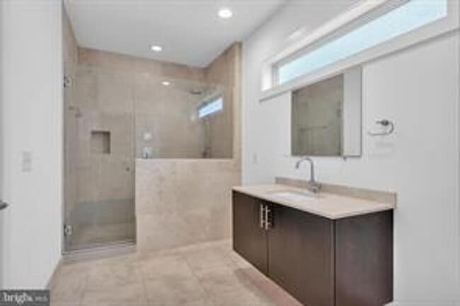 Building Photo - Beautiful Northern Liberties Townhome