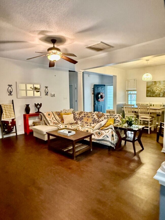 Building Photo - 3BD/2BA Updated Ranch on a Wooded Lot- Two...