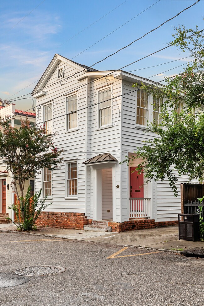 Primary Photo - 32 Percy St
