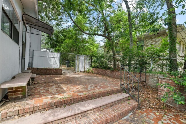 Building Photo - 103 S Chapel Dr