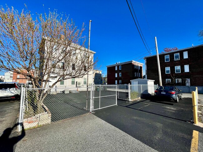 Building Photo - 18 Messenger St