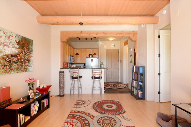 Building Photo - Highly Desirable Alameda Compound Condo!