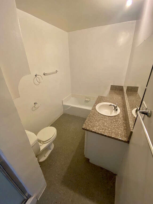 Building Photo - 2215 N Beachwood Dr