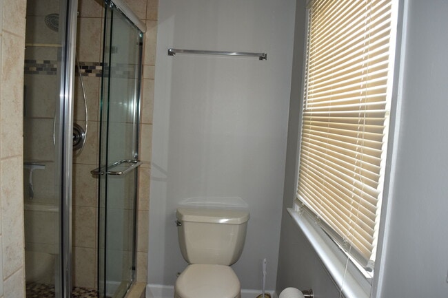Building Photo - BEAUTIFULLY RENOVATED AND SPACIOUS COLONIA...
