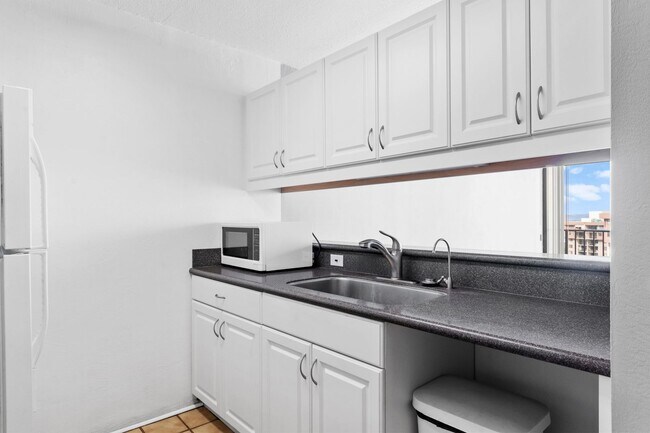 Building Photo - Beautiful 1 Bedroom Condo