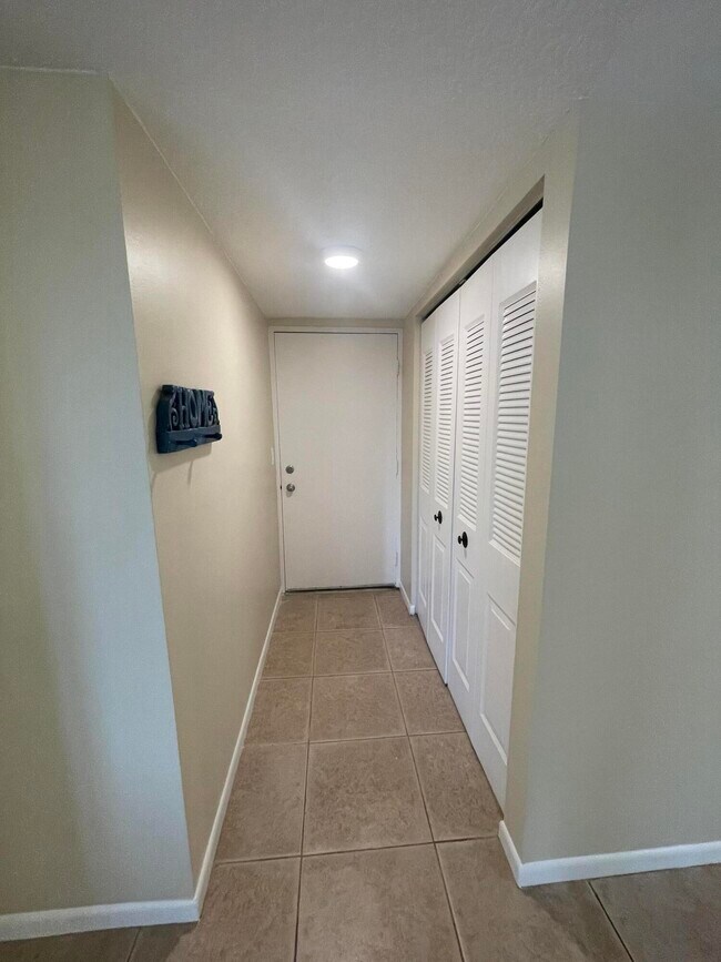 Building Photo - 450 Egret Cir