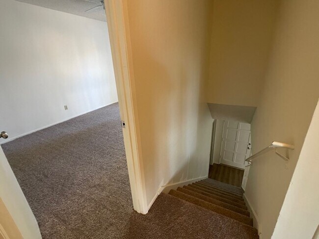 Building Photo - Moorpark 3 bed 2.5 bath Townhome close to Moorpark College