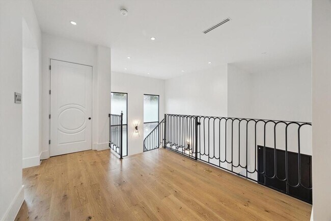 Building Photo - 7 Lana Ln
