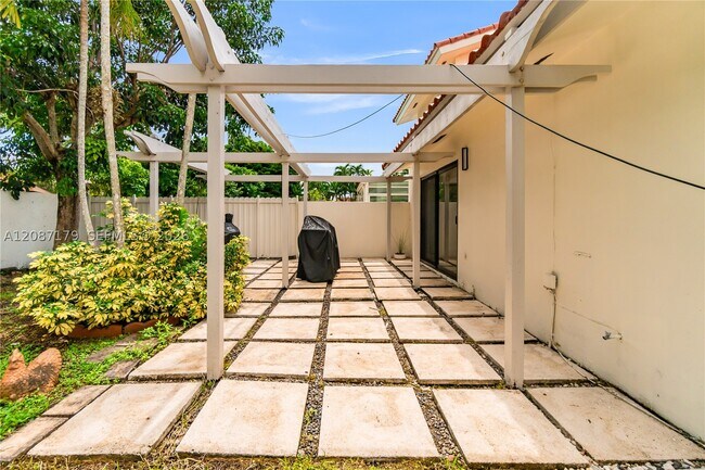 Building Photo - 2437 SW 99th Ct