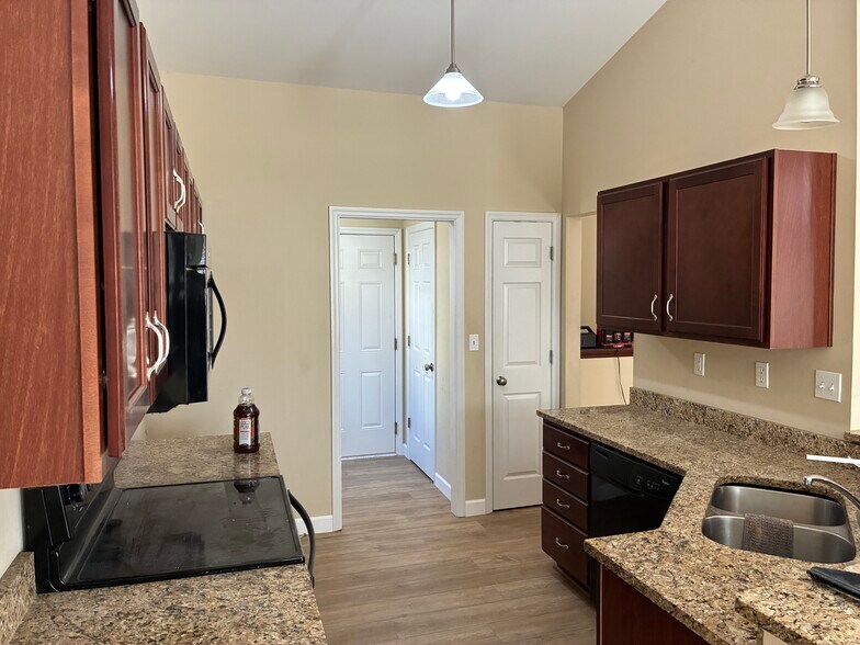 Building Photo - 1120 Marathon Dr