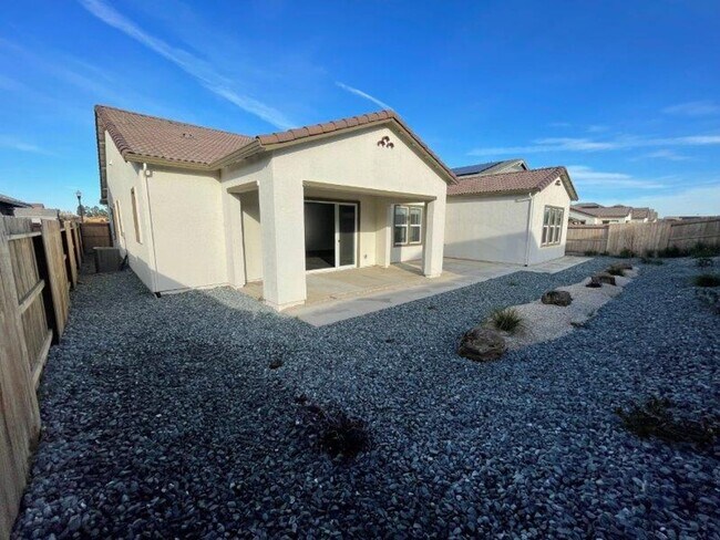 Building Photo - Fabulous Single Level 4 Bedroom in 95757