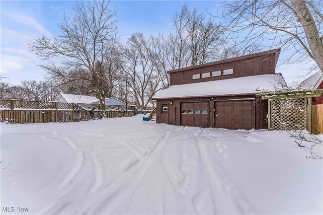 Building Photo - 1041 W 10th St