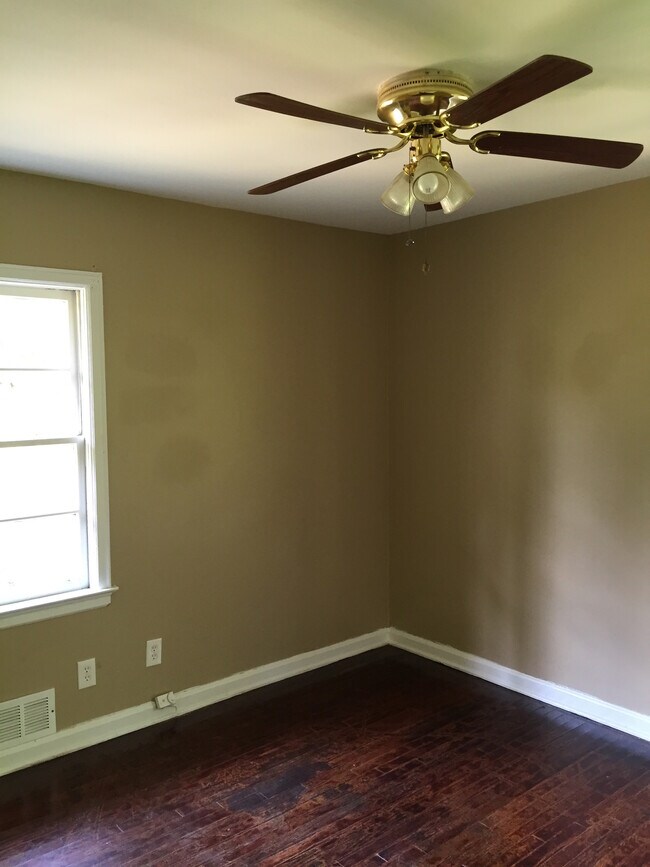 Building Photo - 2101 Wildrose Dr