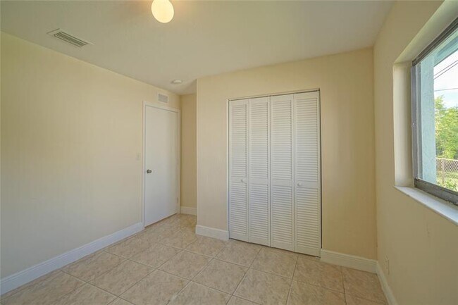 Building Photo - 5720 SW 26th St