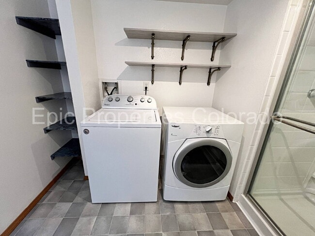 Building Photo - Adorable Burbs House