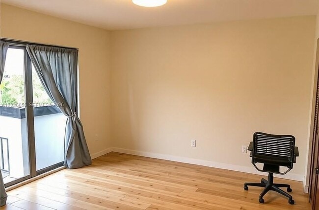 Building Photo - 400 Valencia Ave