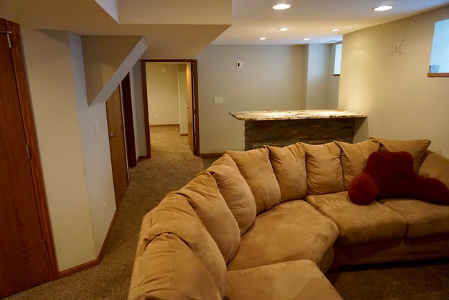 Building Photo - Great 5 bedroom house for rent near U of M...