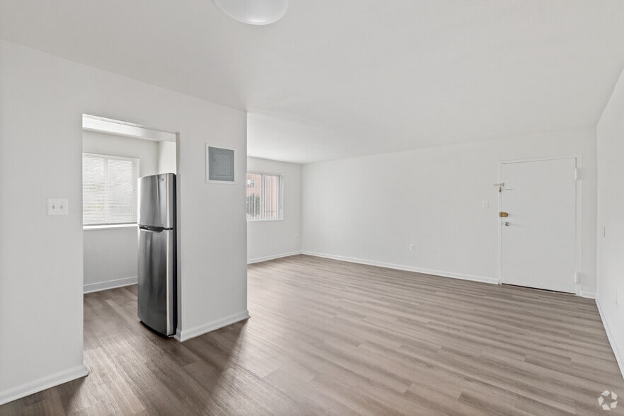 2BR, 1BA - 900SF - Dining - Queens Park Plaza Apartments