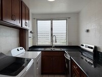 Building Photo - Kapalama: 1 Bed, 1 Bath Apartment with Den and 1 Parking