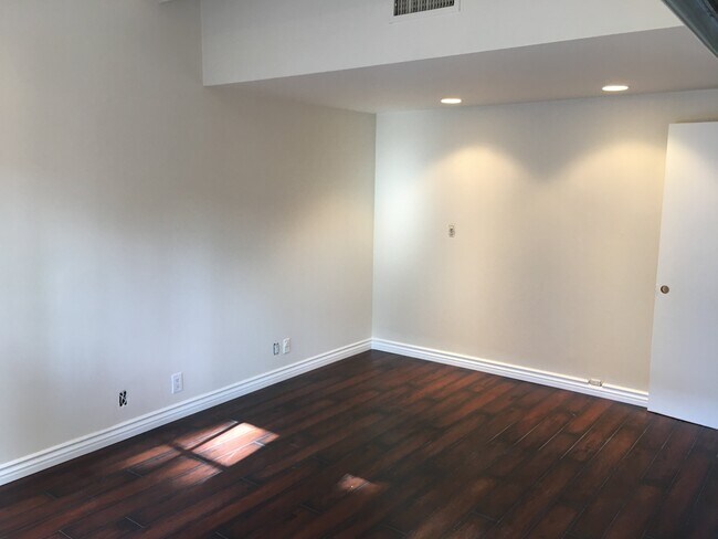 Building Photo - 15236 Hesby St