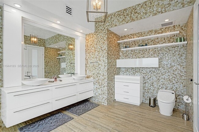 Building Photo - 15901 Collins Ave