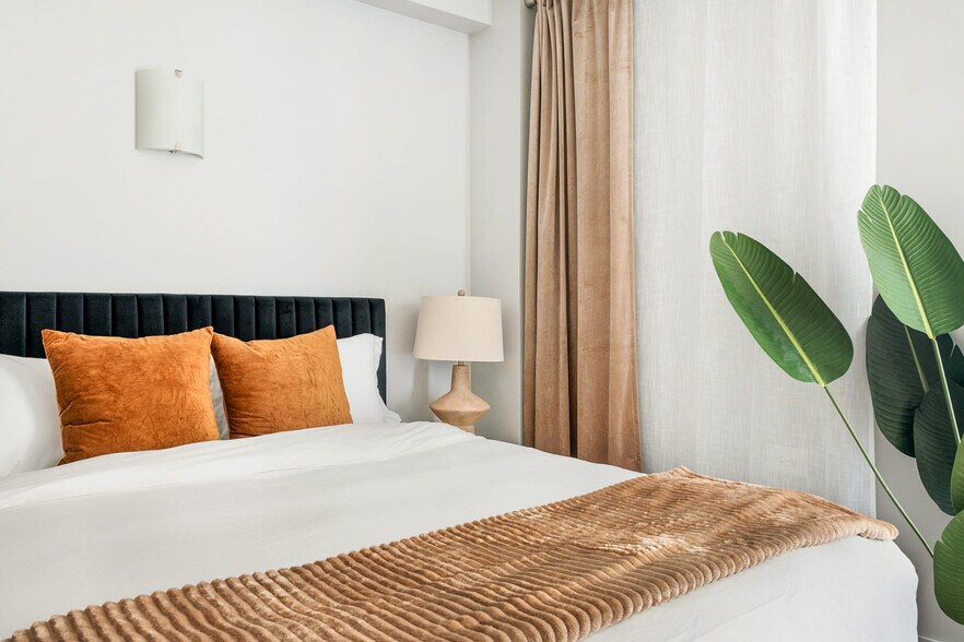 Building Photo - 240 W 73rd St