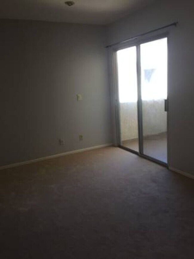 Building Photo - This is a great opportunity to rent a 2 bedroom at a competitive price in Tarzana.