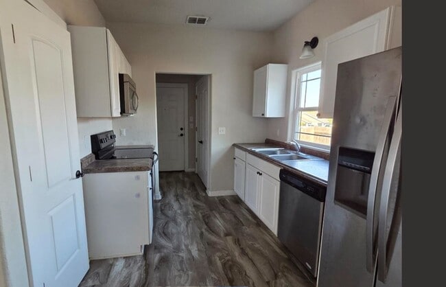 Building Photo - 205 Ivy Ln