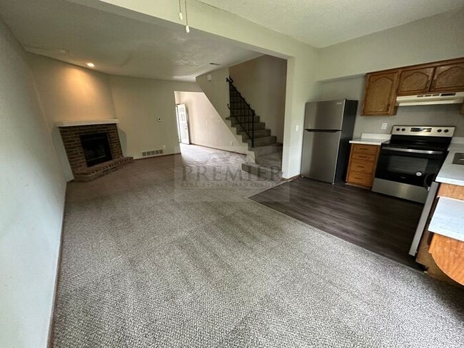 Building Photo - Spacious 2 bd/1.5 bath TH -Ready to call h...