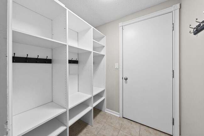 Building Photo - 397 Abbotsbury Dr