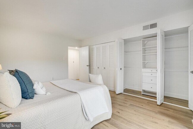 Building Photo - 1300 Army Navy Dr