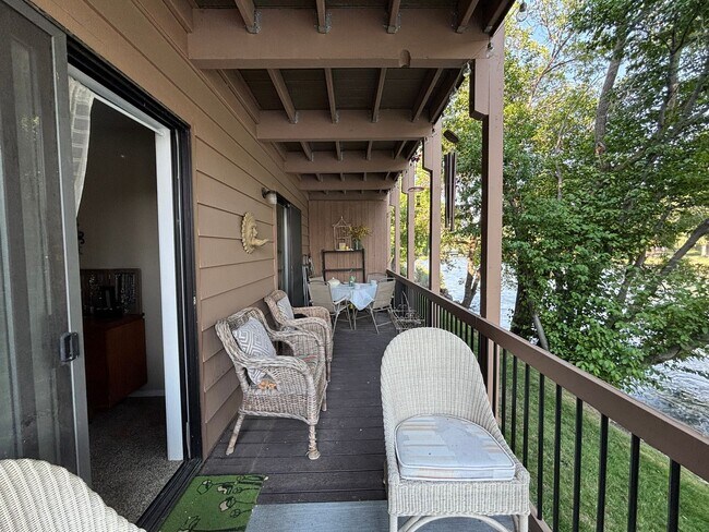 Building Photo - 2 Bed/1 Bath with River Views! Riviera Rid...