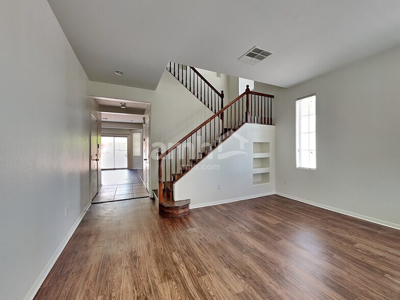Building Photo - 10822 Elfstrom Ave