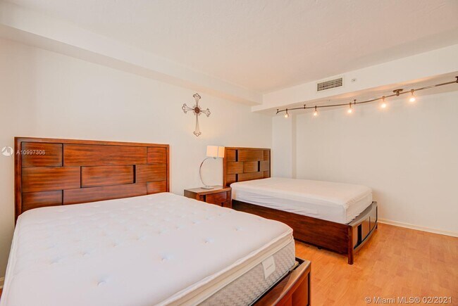 Building Photo - 3001 S Ocean Dr