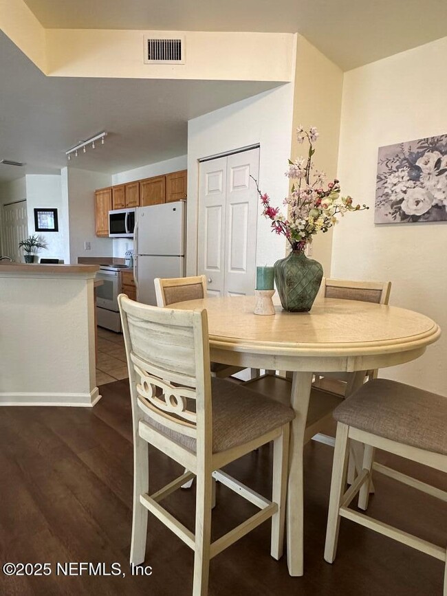 Building Photo - 305 N Villa San Marco Dr