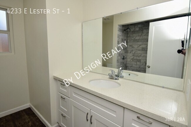Building Photo - Modern and Spacious 3 Bed 2 Bath with Desi...